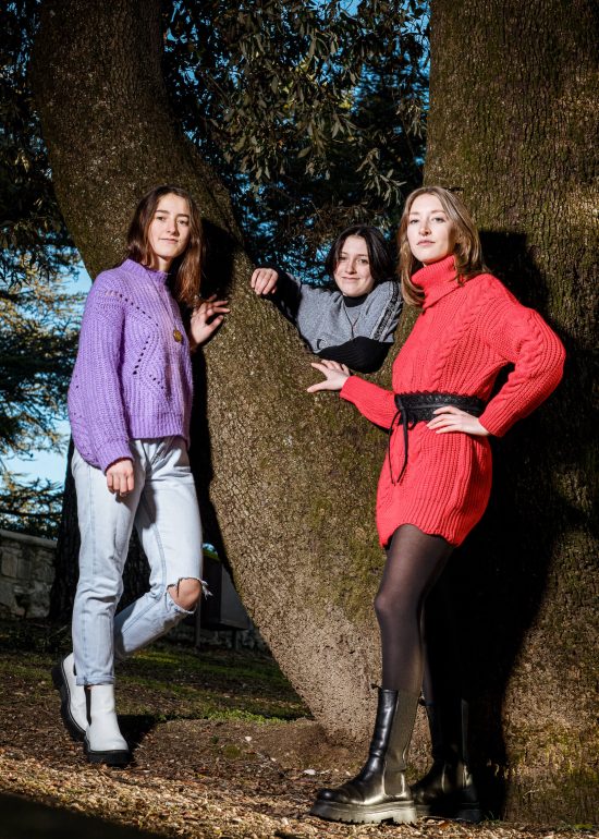 tre ragazze fotografate intorno ad un albero