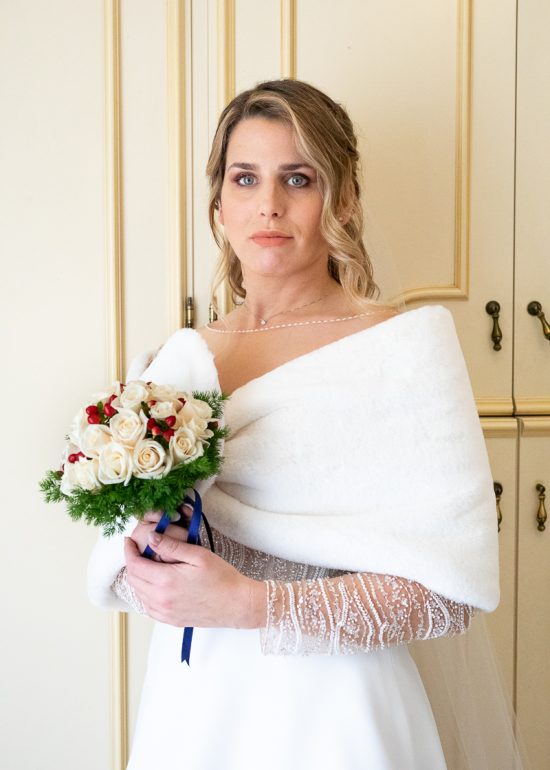 foto ritratto della sposa fine preparativi con bouquet in mano
