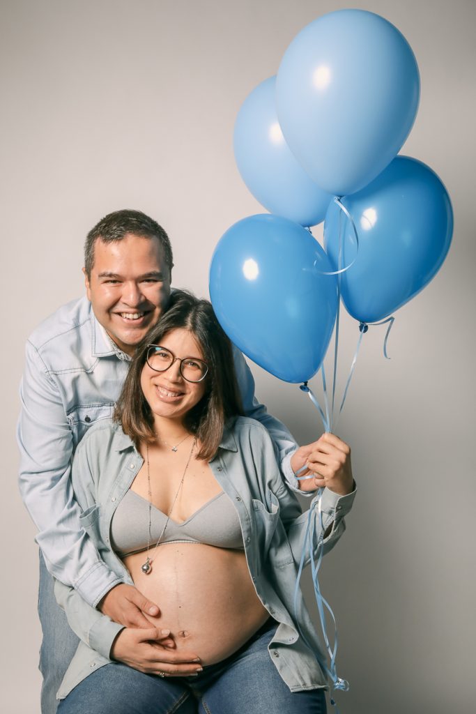ritratto di gravidanza con palloncini blu